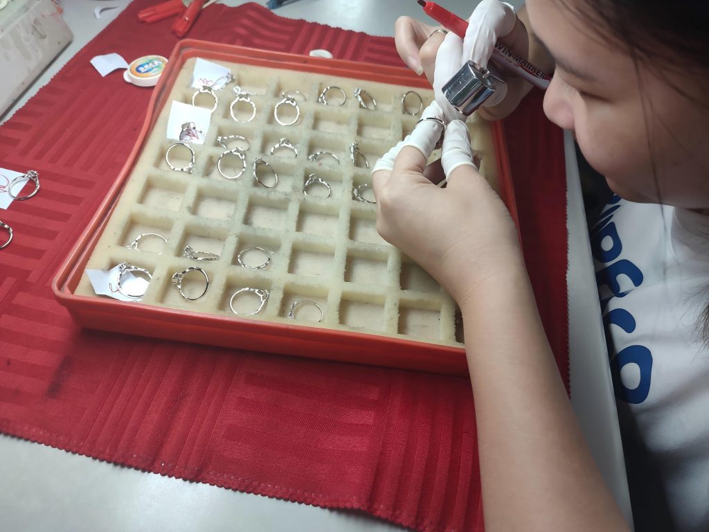 Jewelry quality inspection using magnification in China